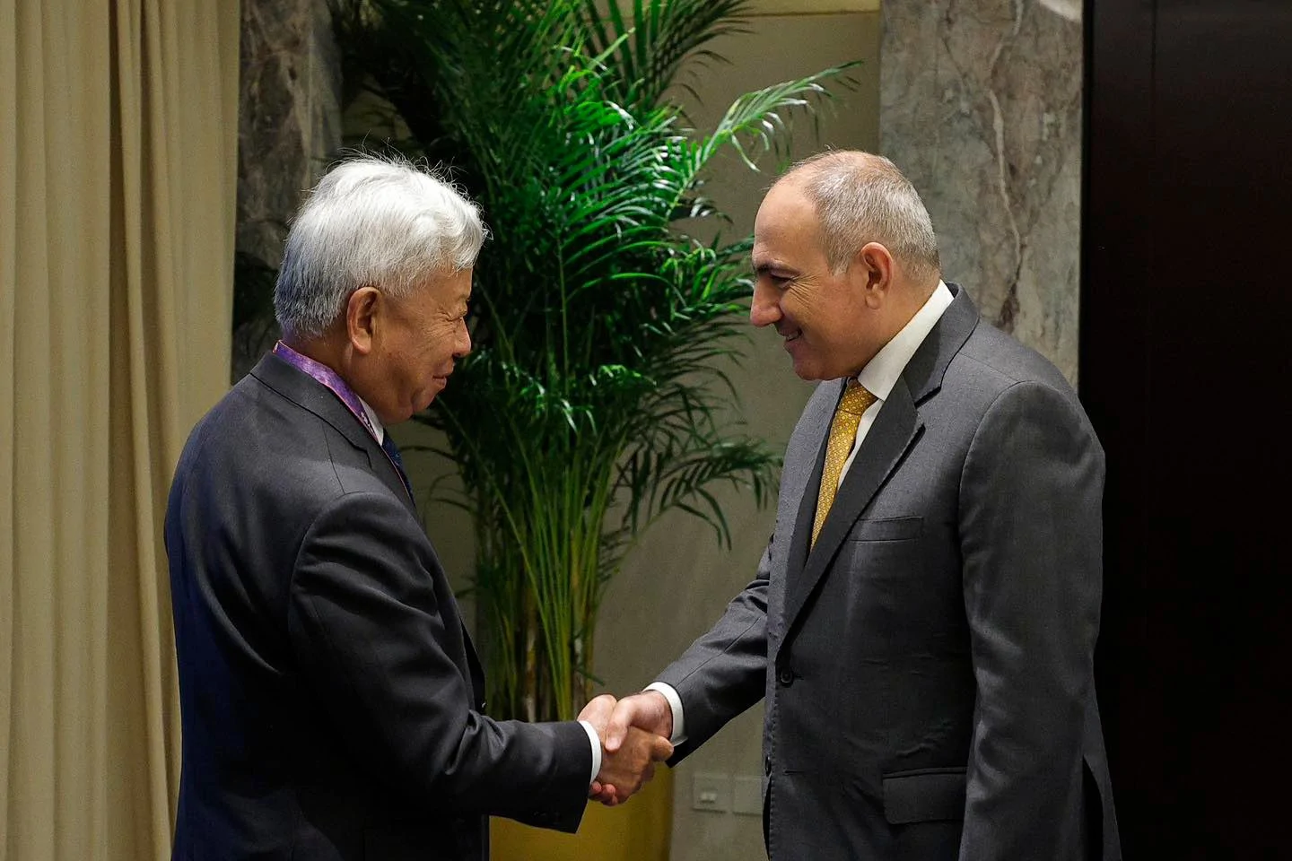 Pashinyan Discusses Academic City Project with AIIB President