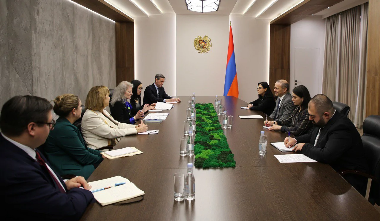 Григорян и Хукер обсудили проект TRIPP и прямое авиасообщение