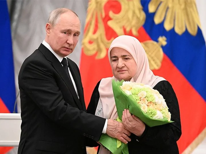 Британия ввела санкции против матери Рамзана Кадырова