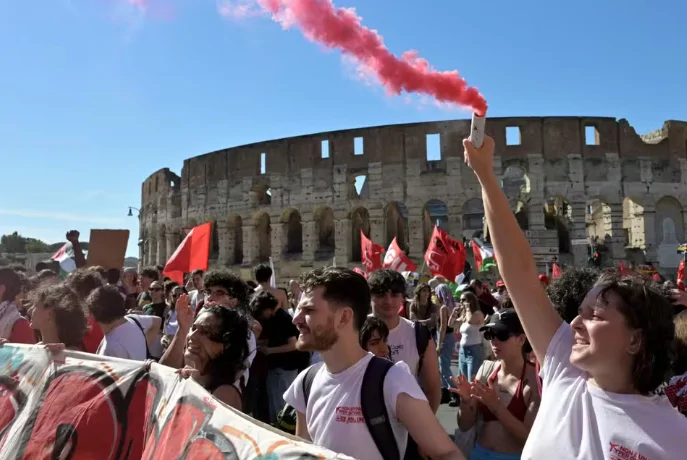 Thousands March in Rome to Support Palestine