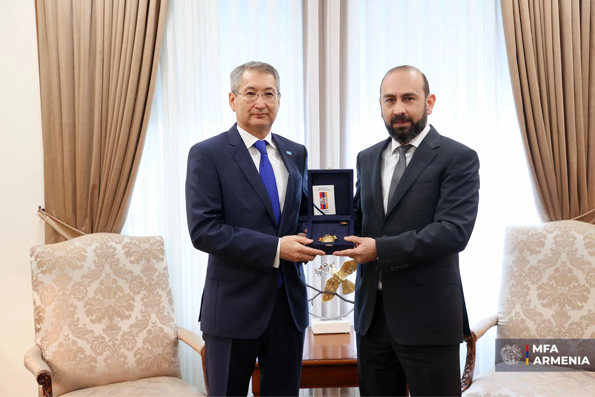 Арарат Мирзоян наградил посла Казахстана орденом Дружбы