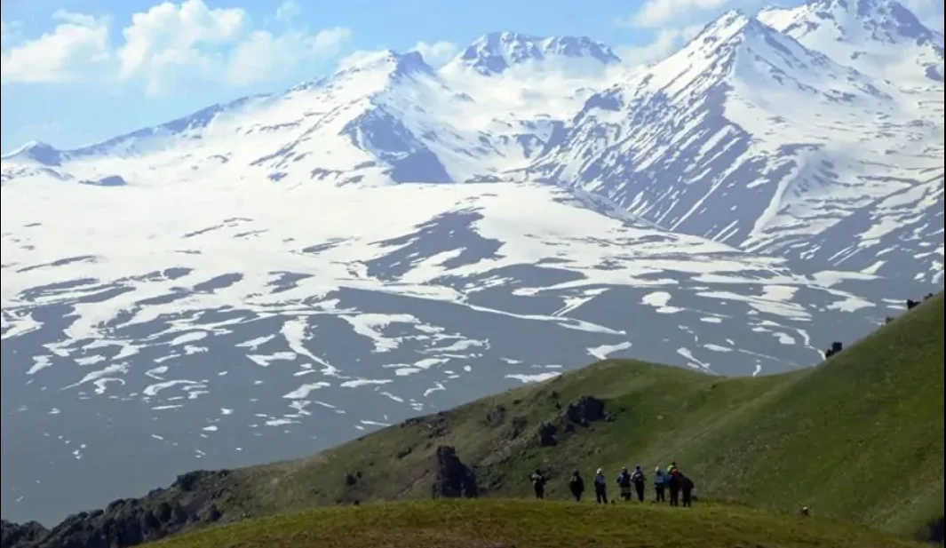 Փրկարարներն արշավախմբին օգնել են իջնել Արա լեռից 
