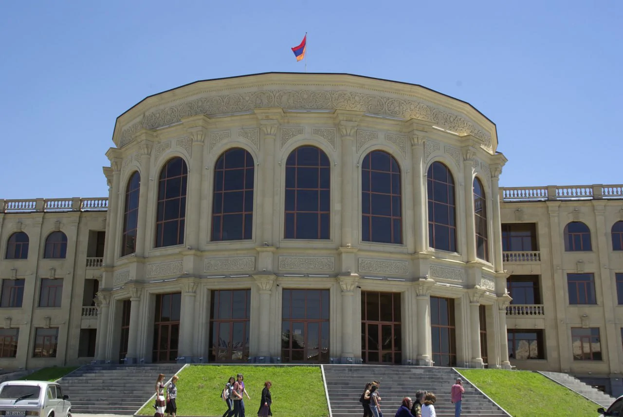 Գյումրիի քաղաքապետարանում քննչական գործողություններ են