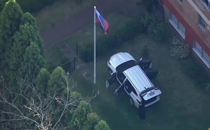 Car Rams Gates of Russian Consulate in Sydney։ Officer Injured