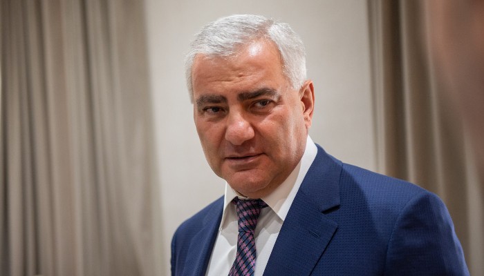 Will Robertson and Clooney join Karapetyan's defenders?
