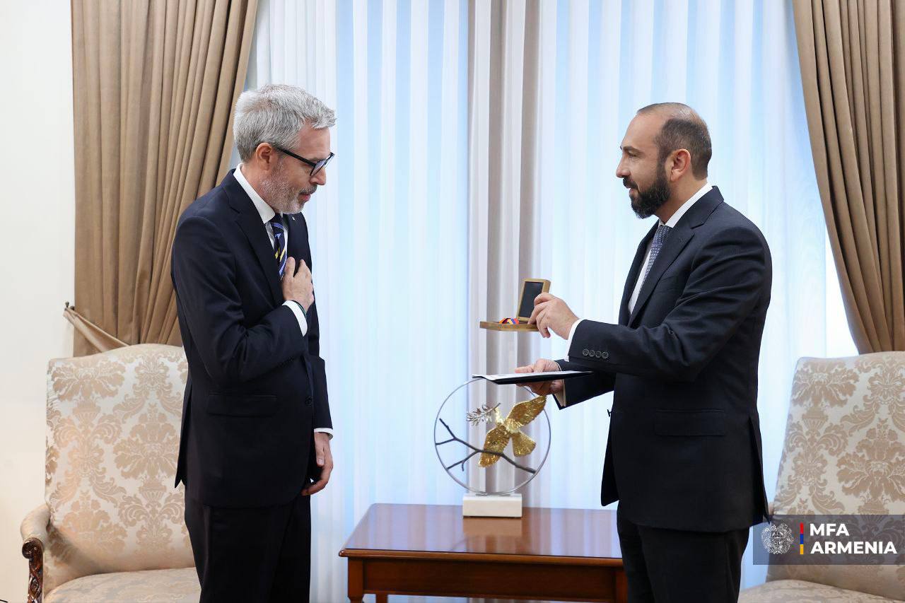 Armenian FM Awards Medal to Outgoing Swedish Ambassador