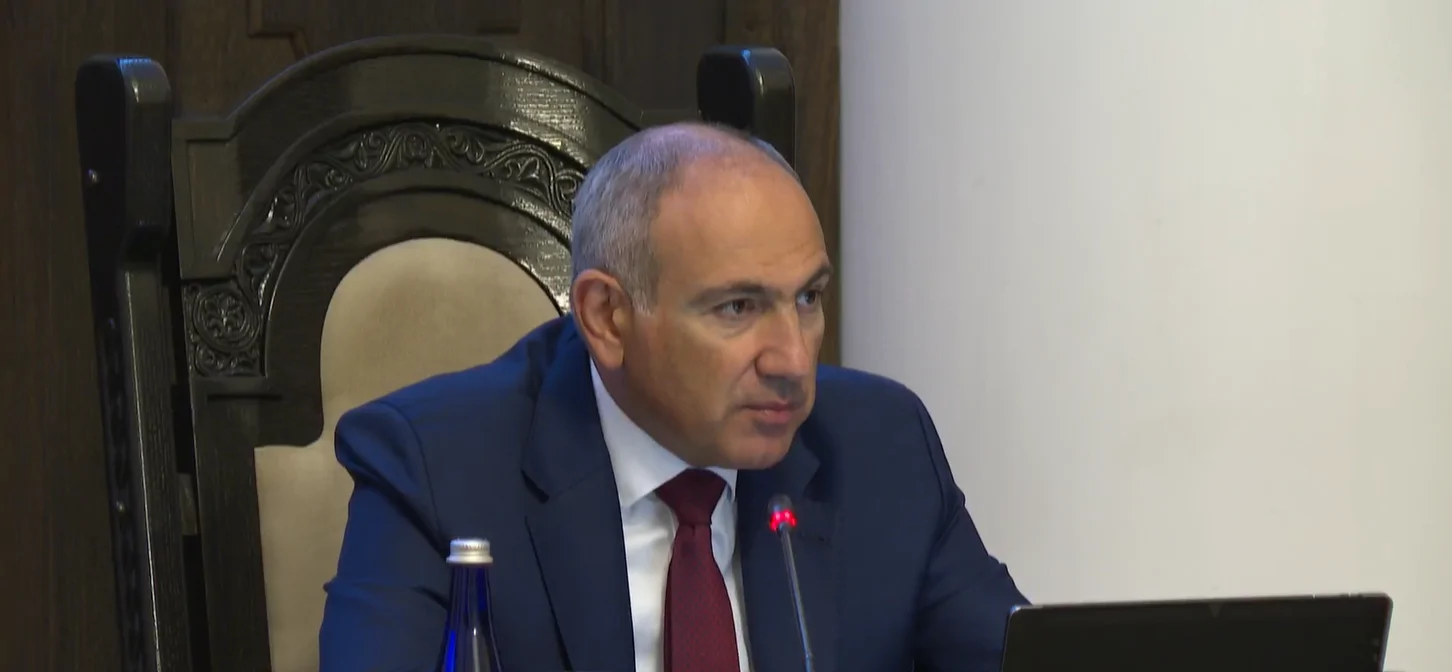 Pashinyan Congratulates Cabinet on Peace with Azerbaijan