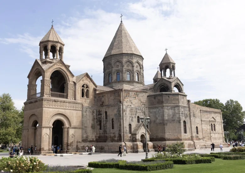 Եկեղեցին՝ քաղաքական և հոգևոր խաչմերուկում