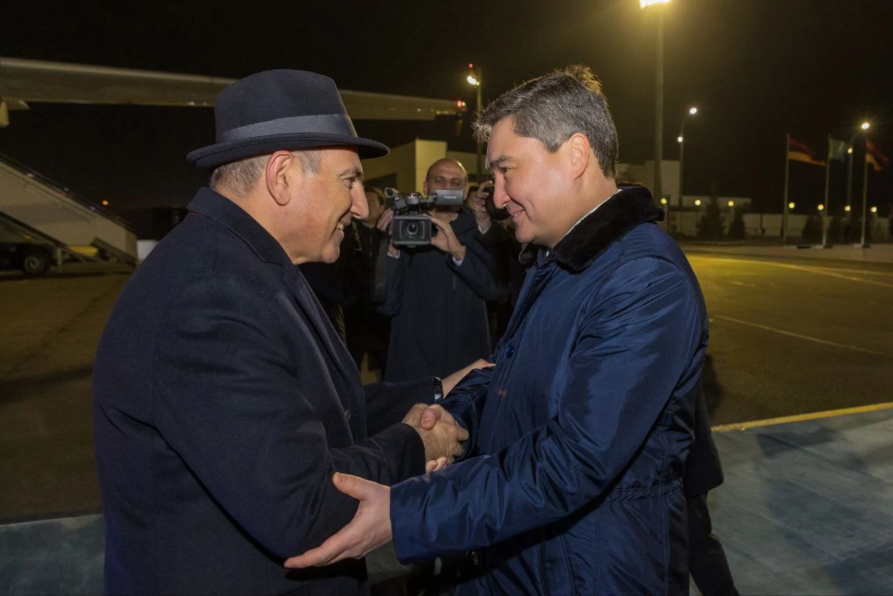 Armenian PM Nikol Pashinyan Arrives in Astana on Official Visit