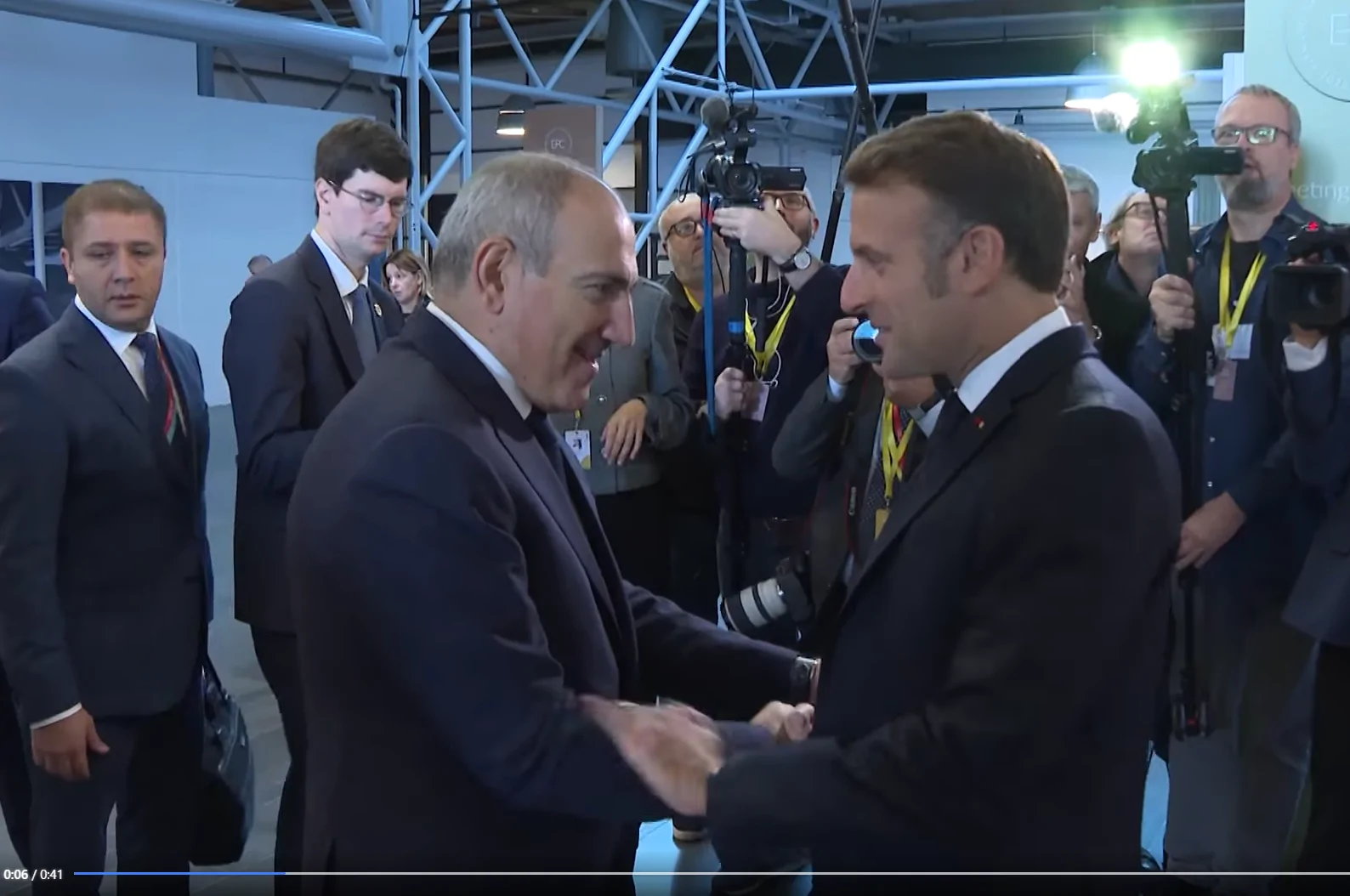 Nikol Pashinyan Meets with French President Emmanuel Macron