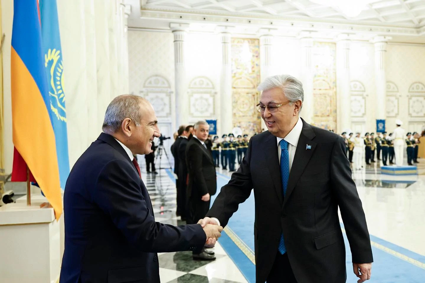 Пашинян предложил восстановить прямое авиасообщение с Казахстаном