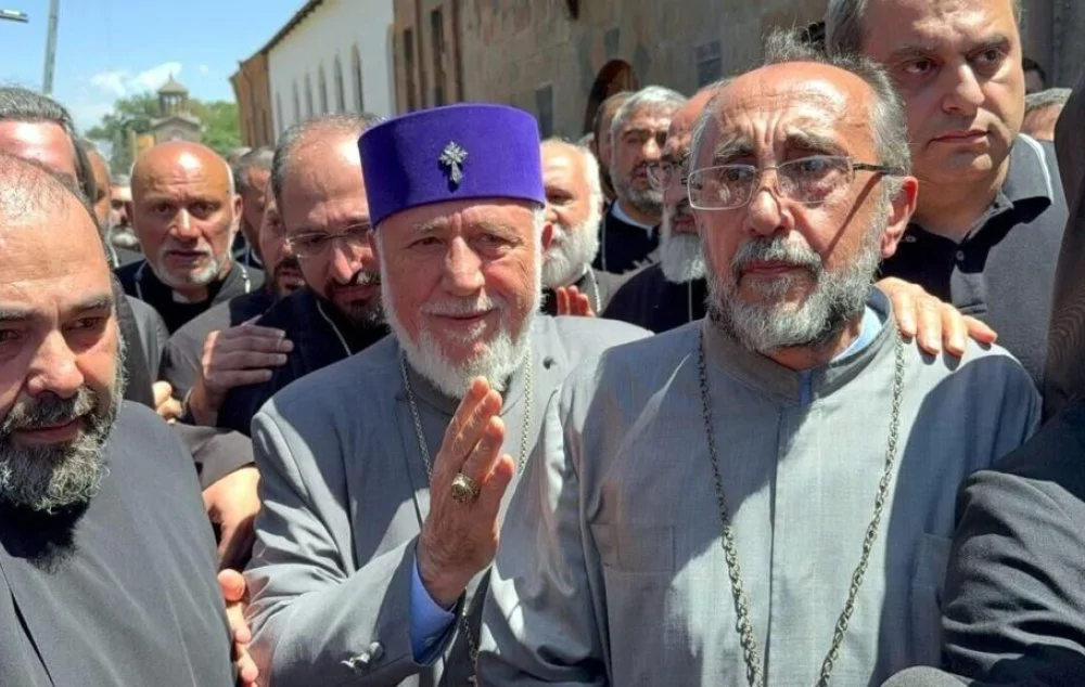 Catholicos Visits Archbishop Ajapahyan in Prison