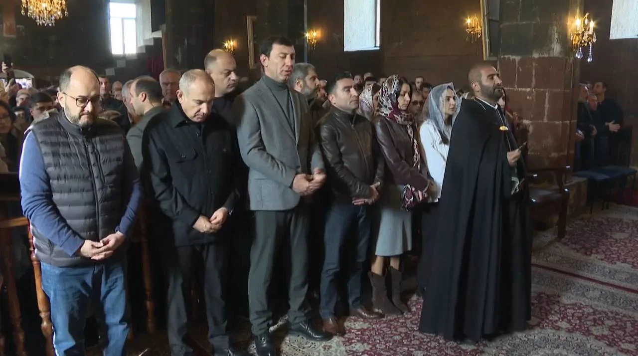 Пашинян принимает участие в литургии в Талине