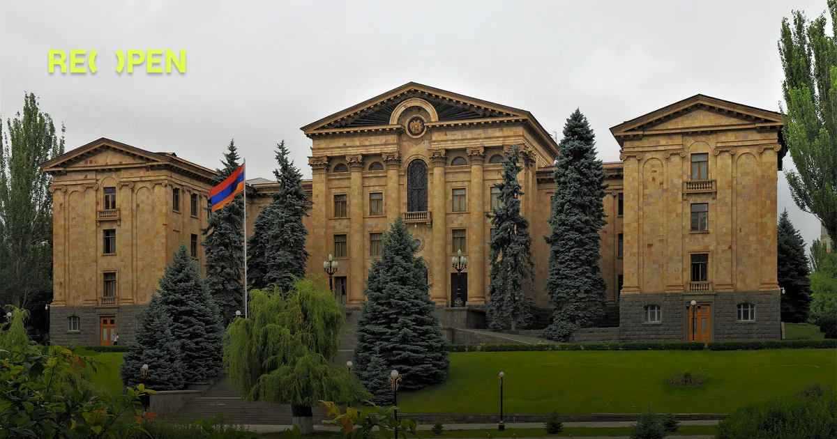 Перепалка Манукяна и Пашиняна: в парламенте снова жарко