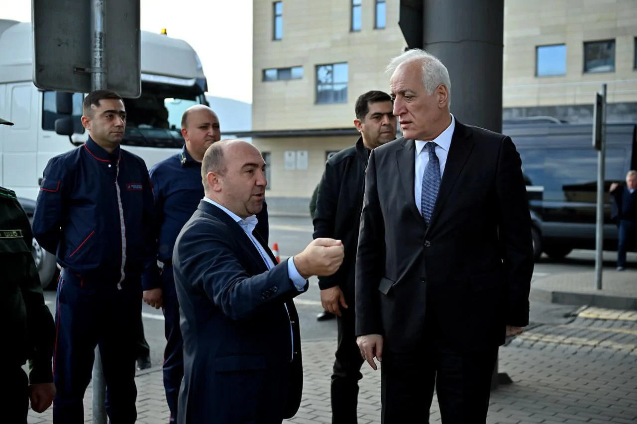 Президент вернулся из Грузии по суше и посетил Киранц