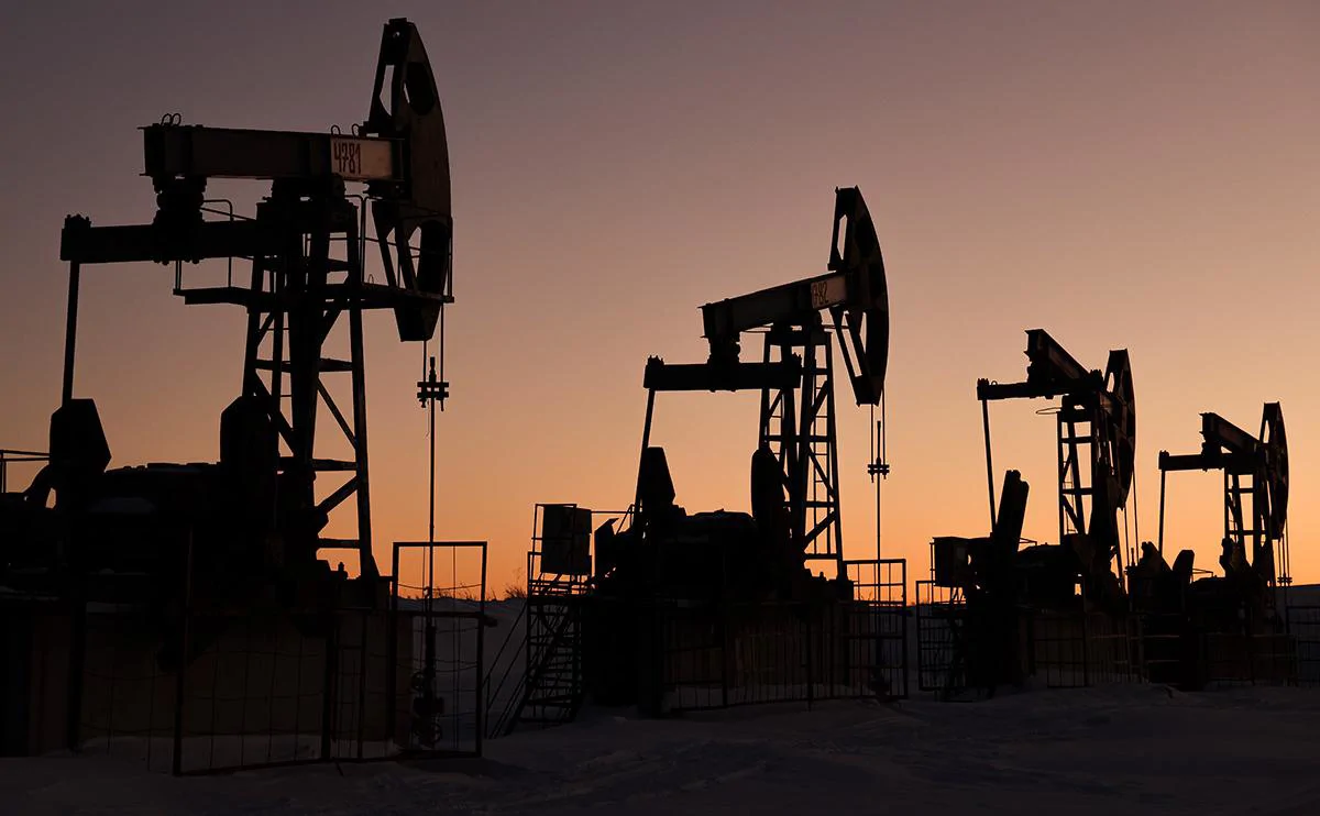Reuters: РФ может сократить добычу нефти из-за атак