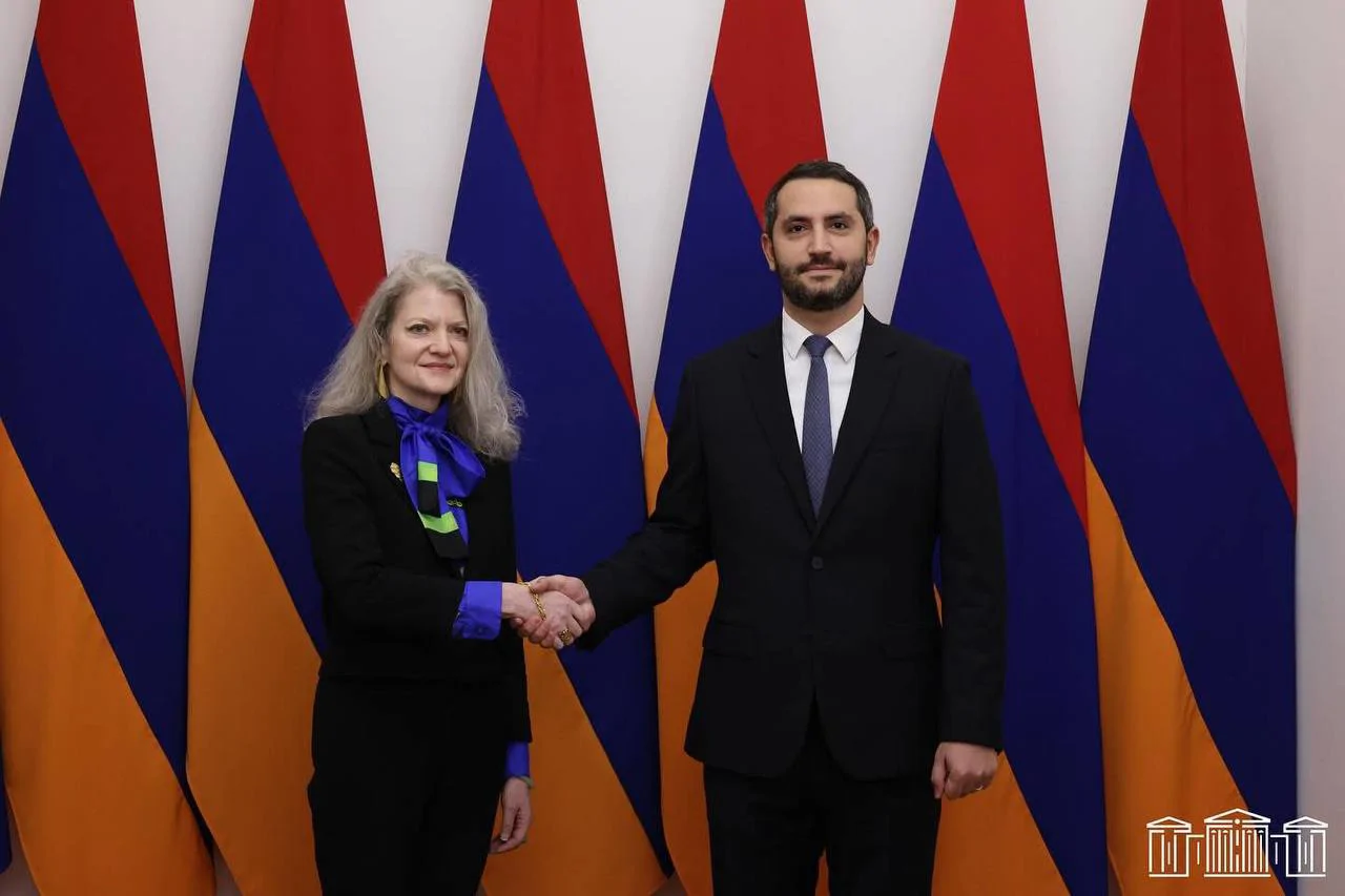 Рубинян и Хукер обсудили нормализацию отношений Еревана и Анкары