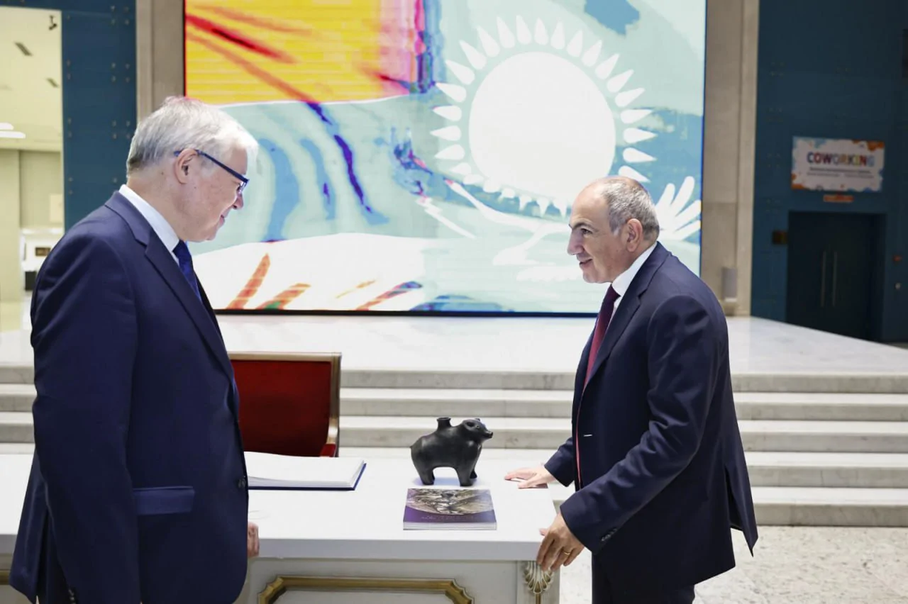 Փաշինյանն այցելել է Ղազախստանի ազգային թանգարան և հնագույն անոթ է նվիրել