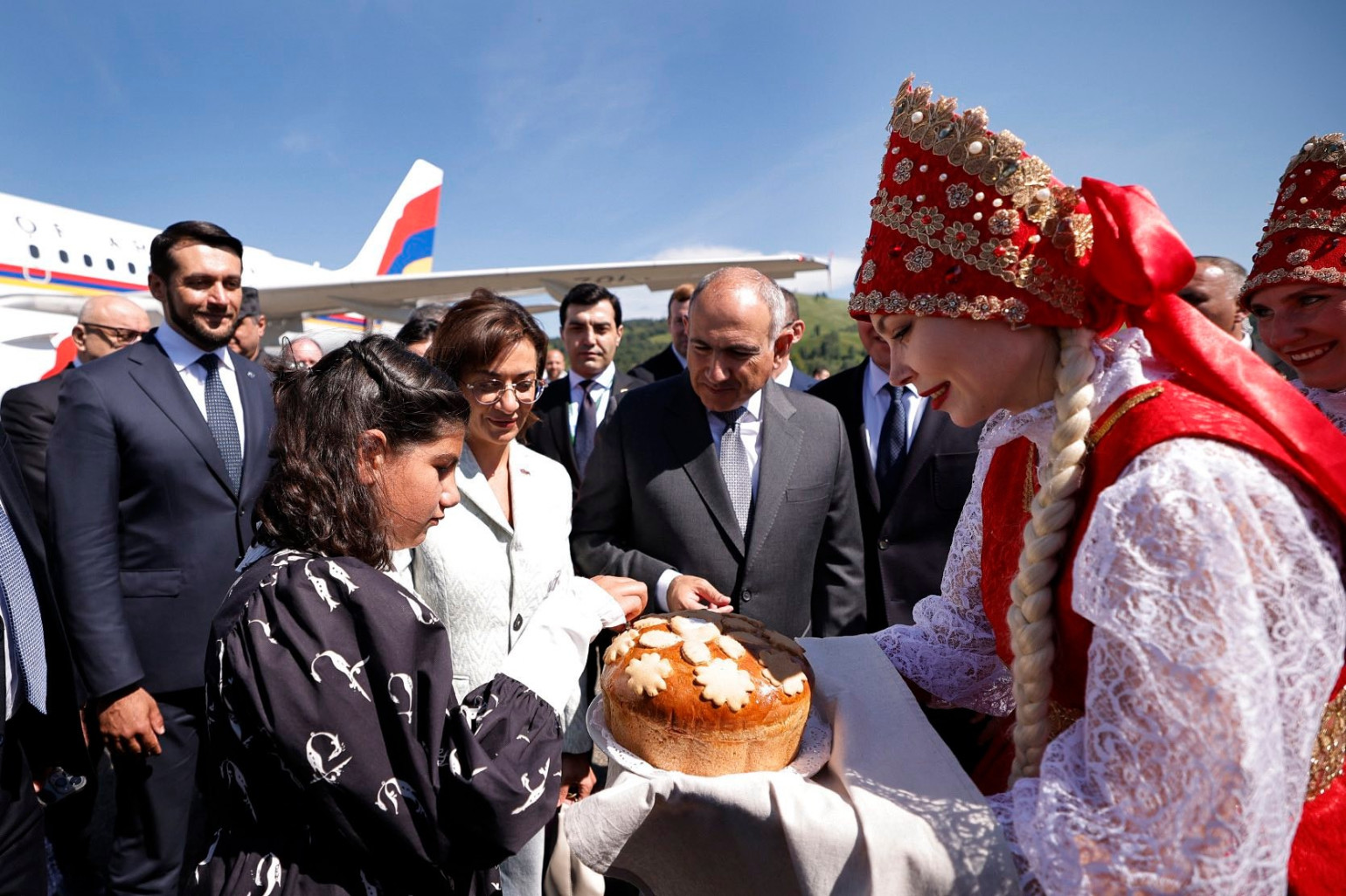 Pashinyan Arrives in Altai with Wife and Daughter