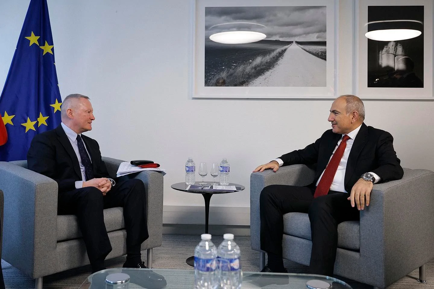Փաշինյանը հանդիպել է ԵԽ մարդու իրավունքների հանձնակատարի հետ