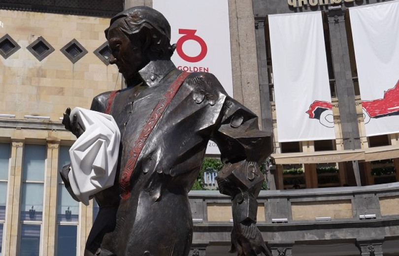 How much did the statue of Charles Aznavour cost?