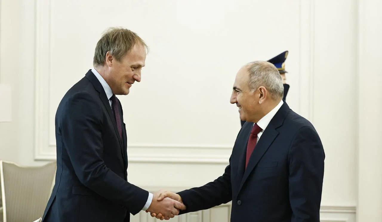 Пашинян обсудил цифровизацию с эстонским экспертом