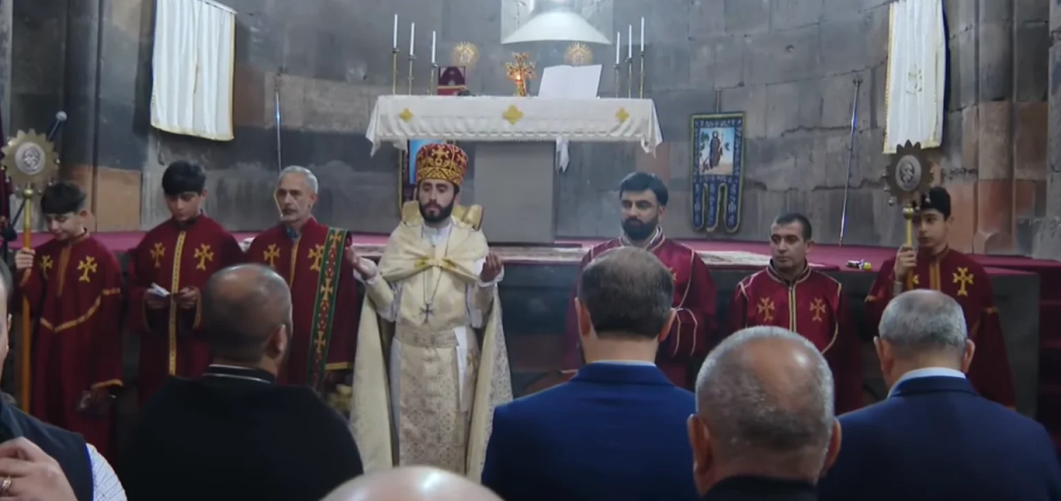 Protester Forcibly Removed from Hovhannavank Liturgy Attended by Armenian PM