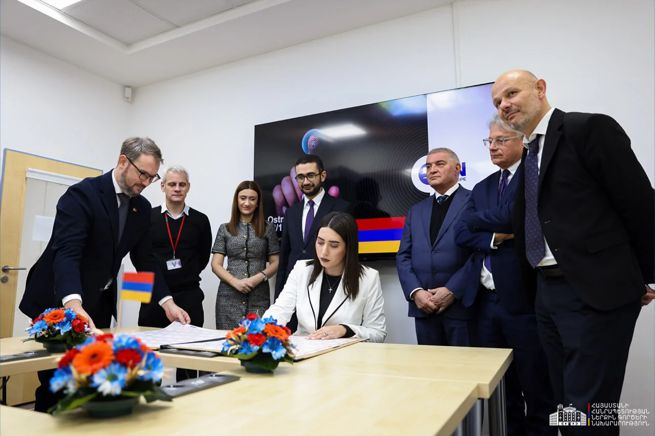 ՆԳ նախարարը Չեխիայում հաստատել է նոր ID քարտի տեսքը