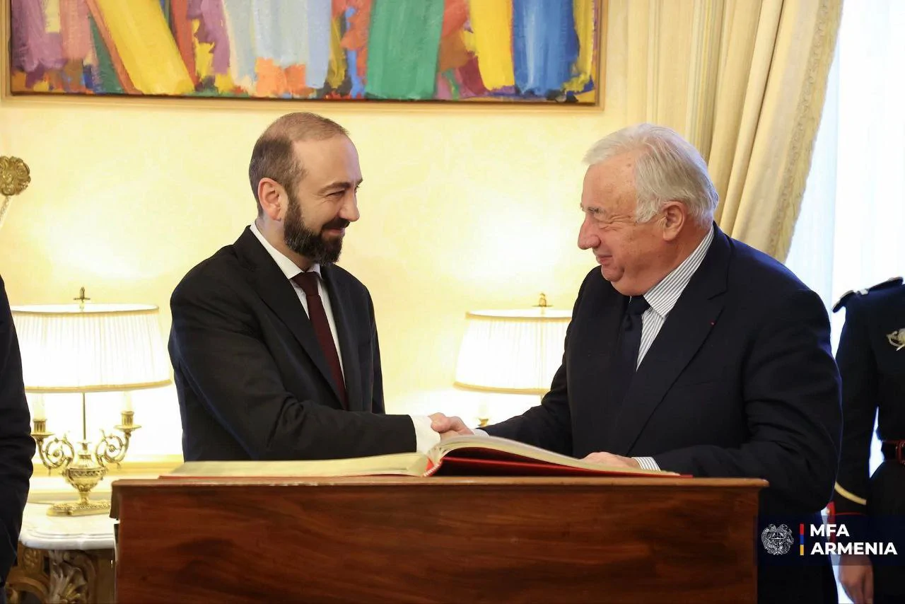 Արարատ Միրզոյանը Ֆրանսիայի Սենատում գրառում է կատարել «Ոսկե գրքում»