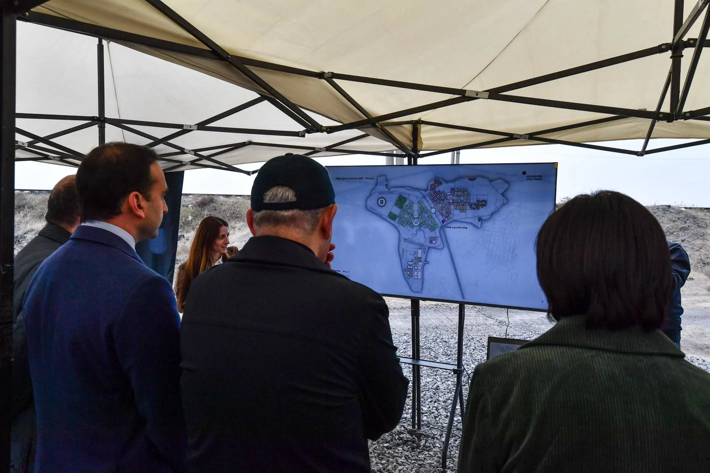 Пашинян посетил территорию будущего Академического городка