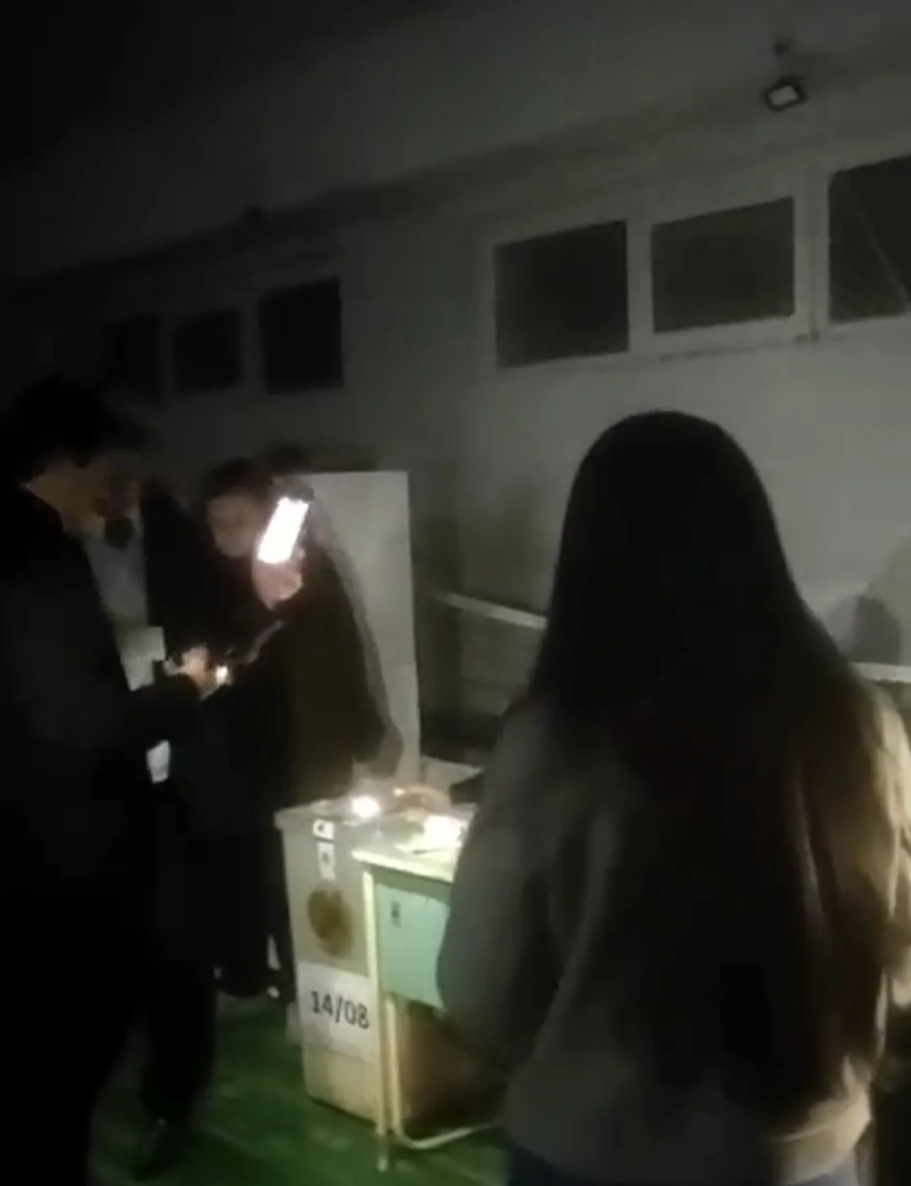 Էջմիածնի 14/08 և 14/13 տեղամասերում լույսերը անջատվեցին քվեարկության ընթացքում