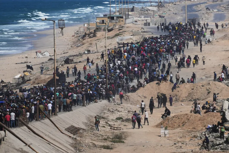 Hundreds of Thousands of Palestinians Return to Northern Gaza