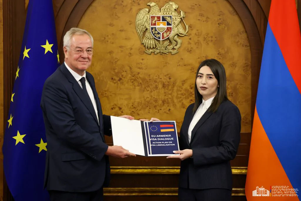 EU Hands Over Visa Liberalization Action Plan to Armenia