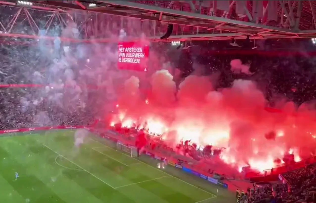 Фанаты «Аякса» подожгли поле во время матча Лиги чемпионов
