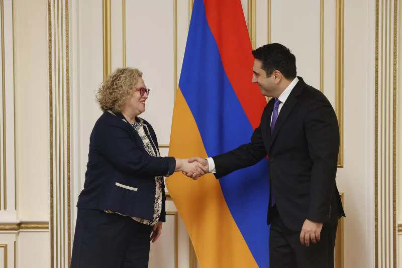 ԱԺ նախագահն ընդունել է ՀՀ-ում Մեծ Բրիտանիայի նորանշանակ դեսպանին