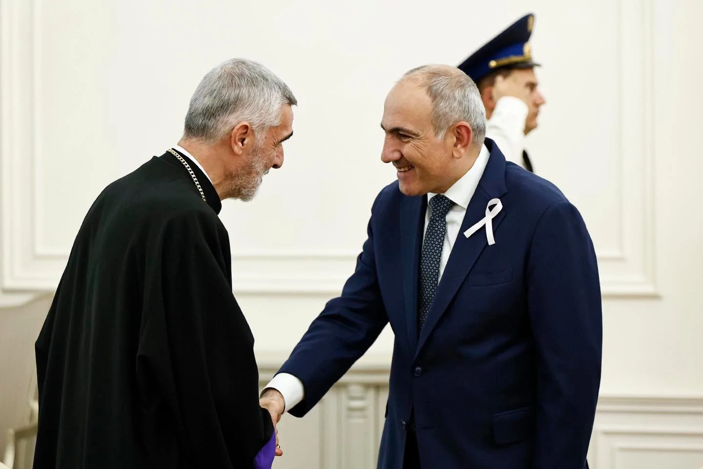 Пашинян принял архиепископа Шаана Саркисяна