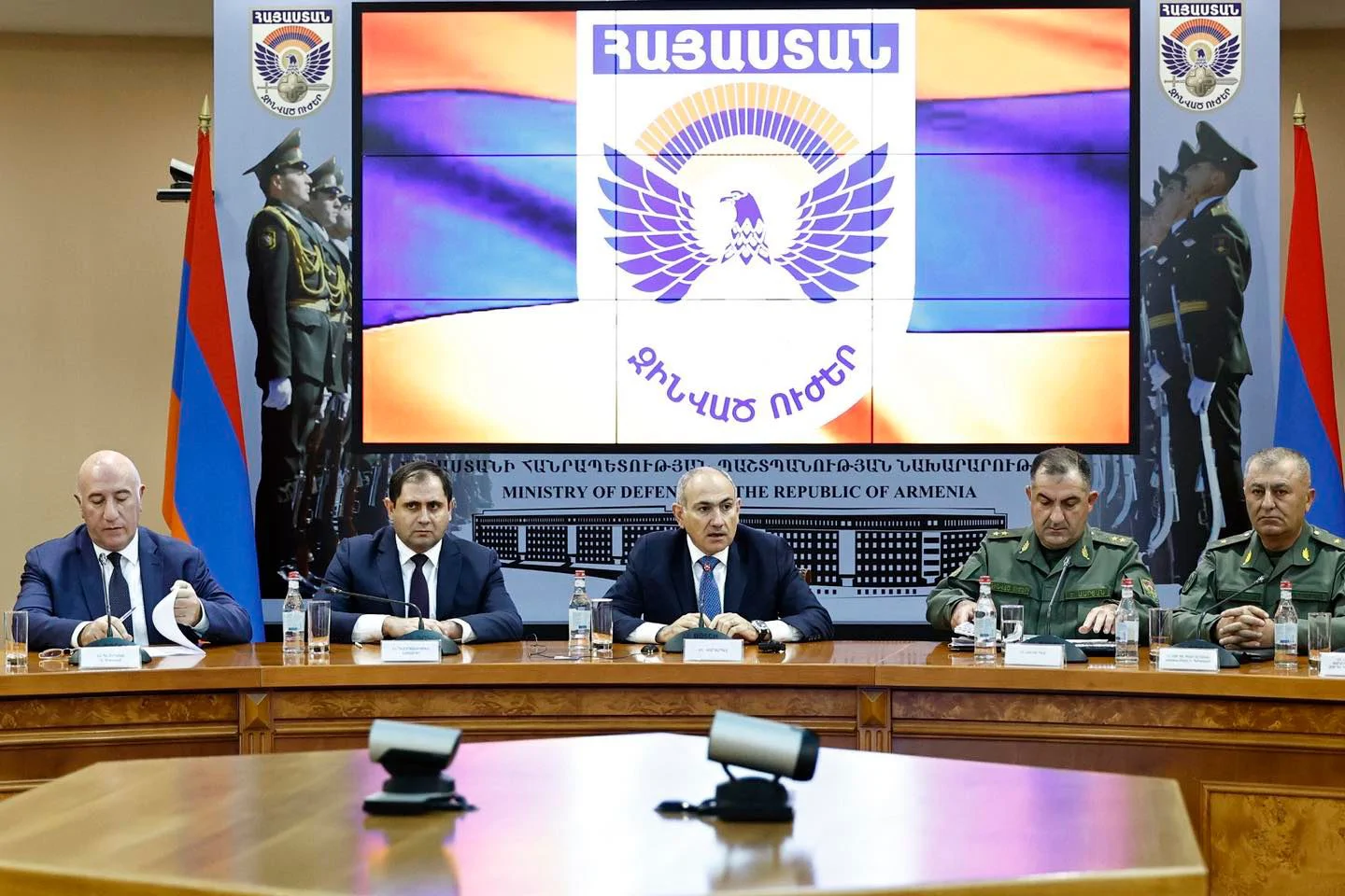 Փաշինյանը հանդիպել է ԶՈՒ ղեկավար կազմի հետ