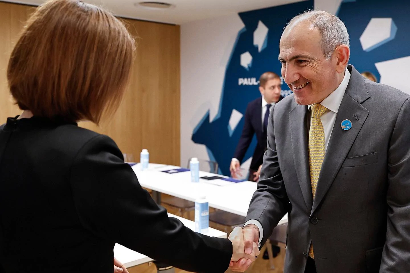 Pashinyan Meets with Moldovan President Sandu in Paris